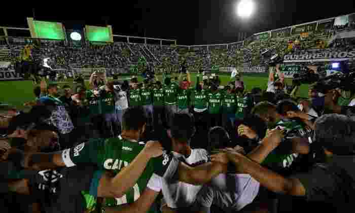 图片：Chapecoense粉丝和玩家向飞机崩溃的受害者致敬