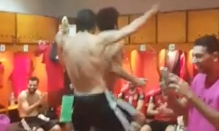视频：埃及球员在到达非洲国家决赛后庆祝肚皮舞